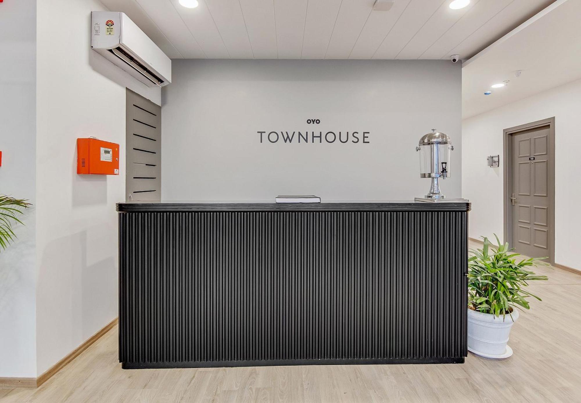 Townhouse Sector 49 Near Logix City Centre Noida Ngoại thất bức ảnh